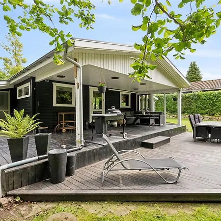 Araminta - 800m From The Sea By Interhome Nyaraló