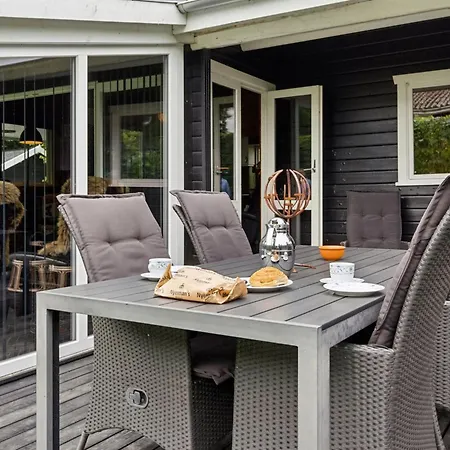 Araminta - 800m From The Sea By Interhome Nyaraló